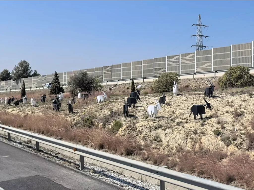 Ziegen an der Autobahn